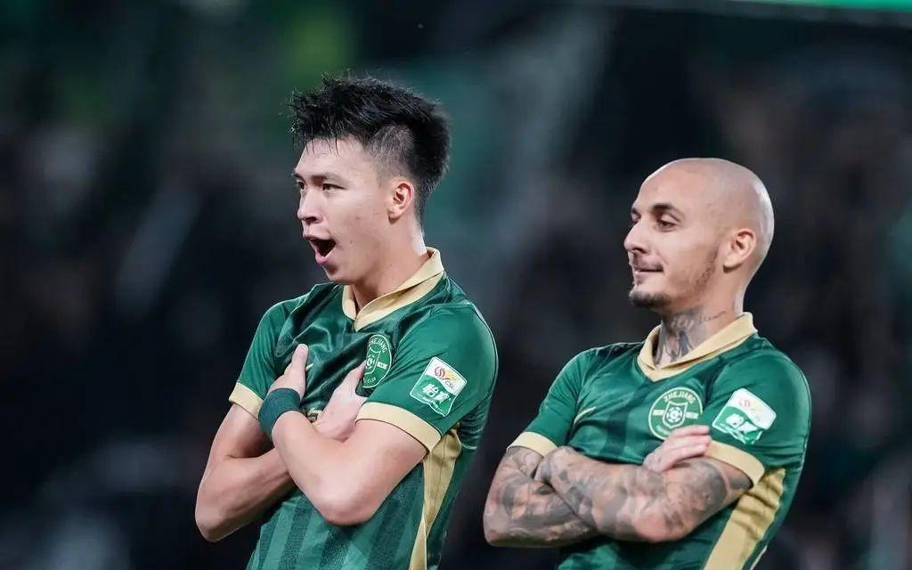 4轮首胜！中超王钰栋传射国安连扳3球43逆转十人浙江