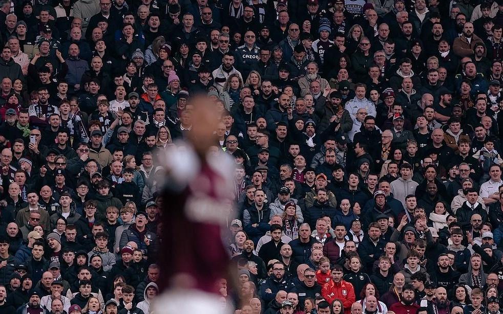 维拉主场唱欧冠chant嘲讽枪手球迷解释：我们对英乙球队也这么唱