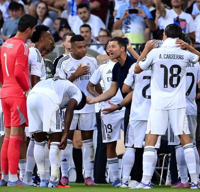 冰释前嫌！阿隆索与皇马巨星2次拥抱：半年恩怨一笔勾销