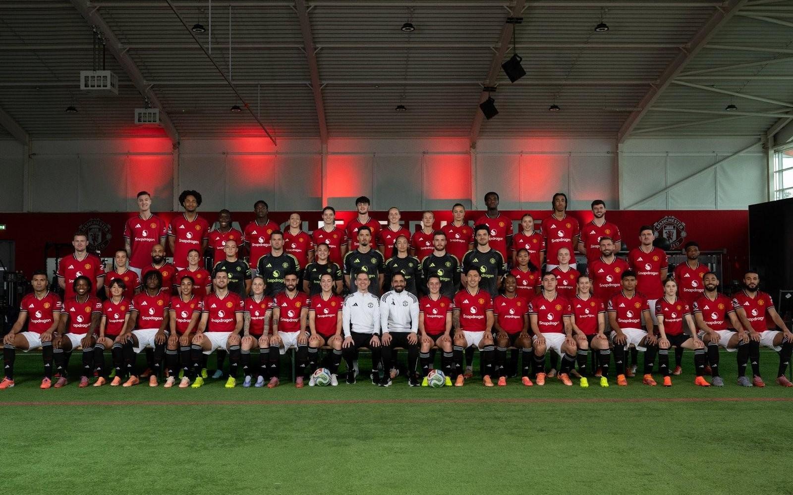 曼联官方分享本赛季全家福，男女足球员一同拍摄