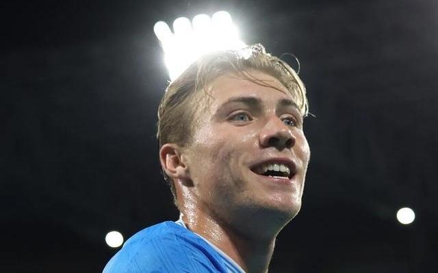 曼晚：霍伊伦指向欧冠徽章的庆祝动作，让曼联球迷感到刺痛