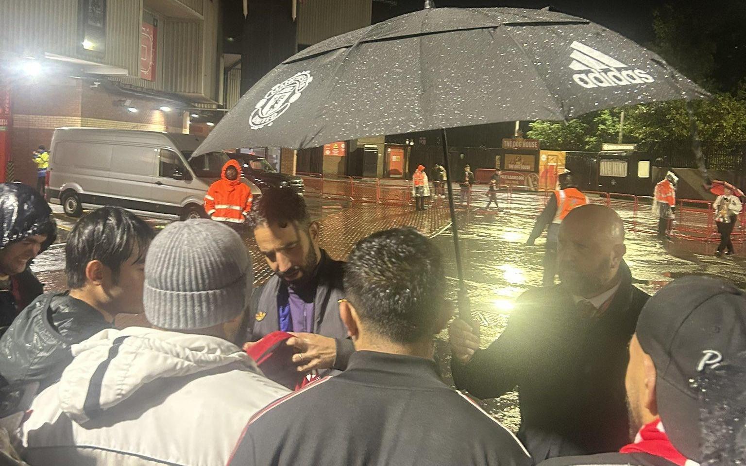 心系球迷！阿莫林赢球后晚上9点冒雨在球场外为球迷签名合影