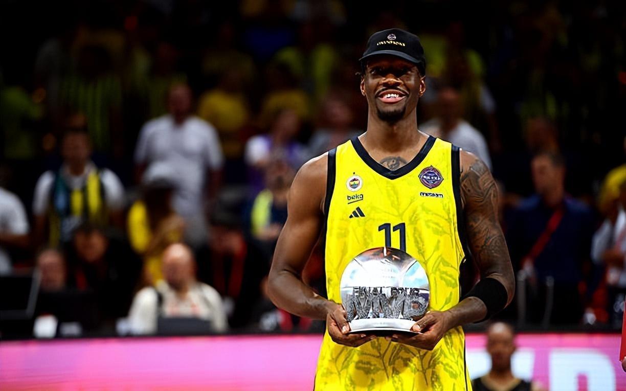 首秀表现相当一般！太阳锋线新援没有发挥出欧洲头号球星的实力