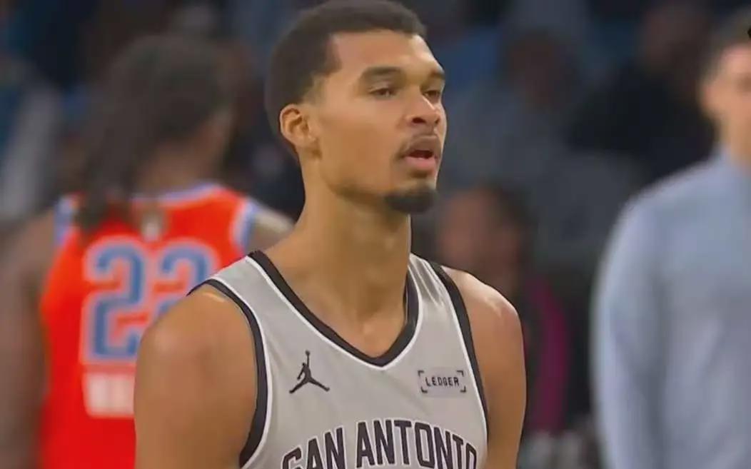 文班复出！马刺大逆转干翻雷霆，NBA真是大热必死啊