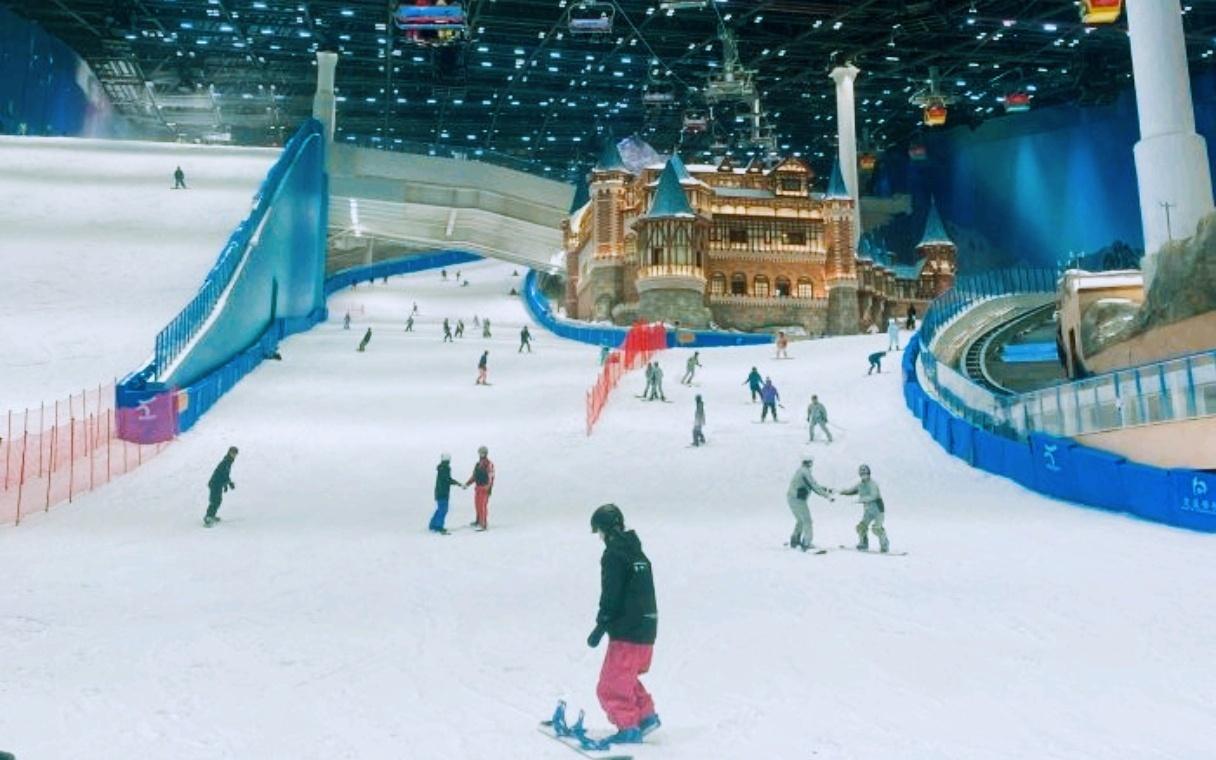 雪季“开板”!“冷经济”撬动“热消费”,南北雪场火爆