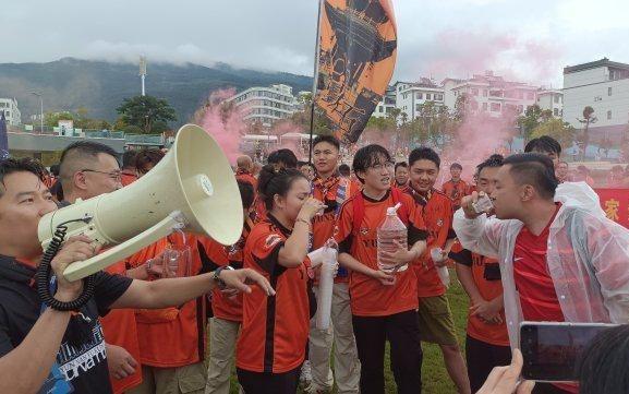 云南球迷热情欢迎成都客队球迷，中超“西南德比”未赛先火