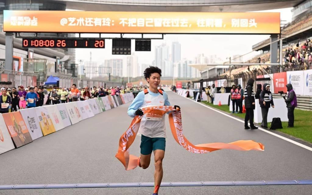 “蒸蒸日上”开启2026，新年第一跑诠释文体商旅展融合