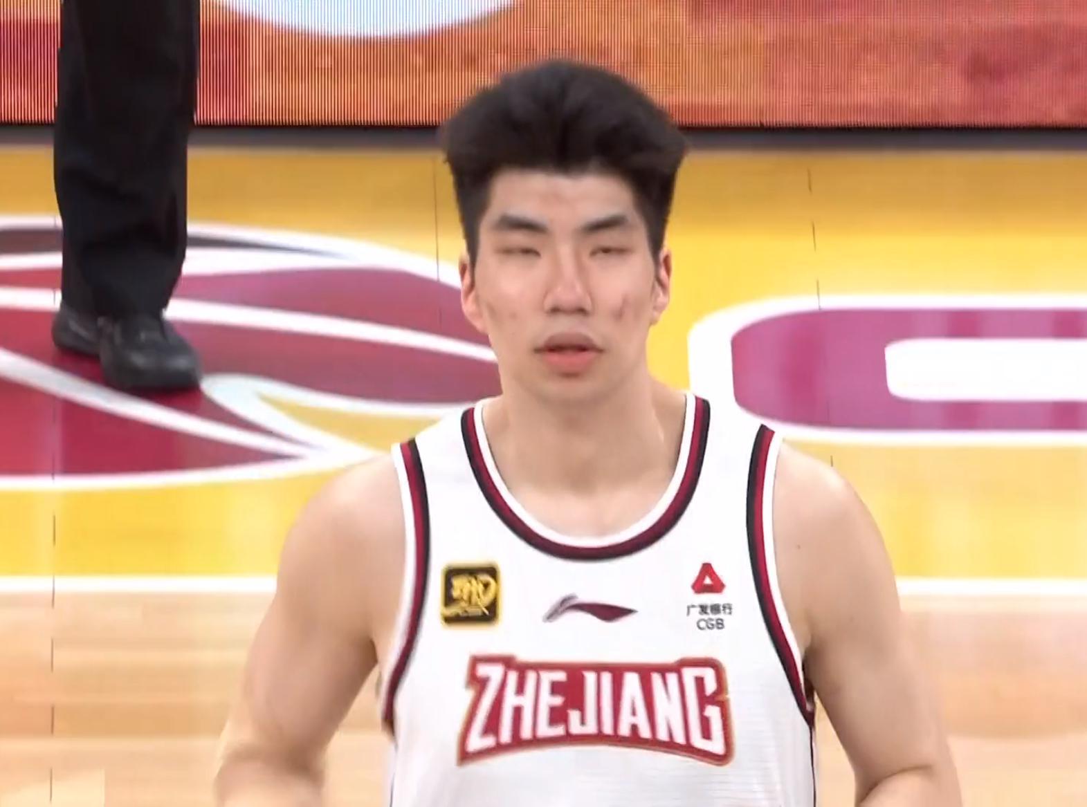 3场比赛后！男篮顶级中锋身价大暴跌，曾与杨瀚森齐名！