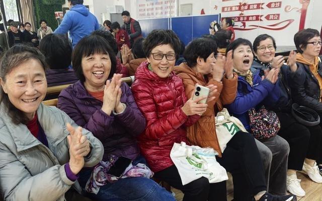 大桥街道首届“家门口”乒乓趣味运动会启幕以球为媒架起邻里“连心桥”