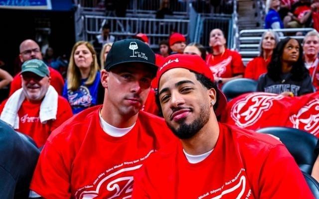 步行者官推晒照：哈利伯顿&麦康纳观战WNBA半决赛狂热对阵王牌