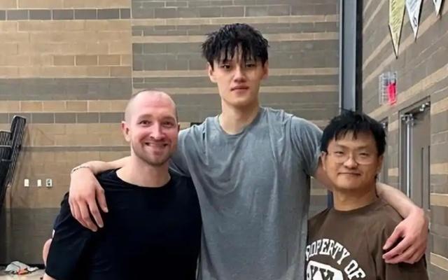 去不了NBA也不回北京首钢，曾凡博正