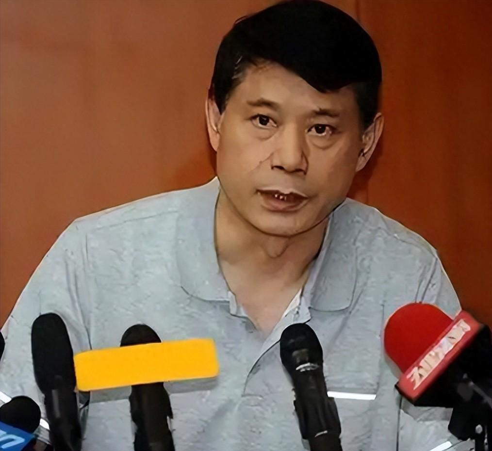 逼姚明退役，毁了王治郅，他是如何让中