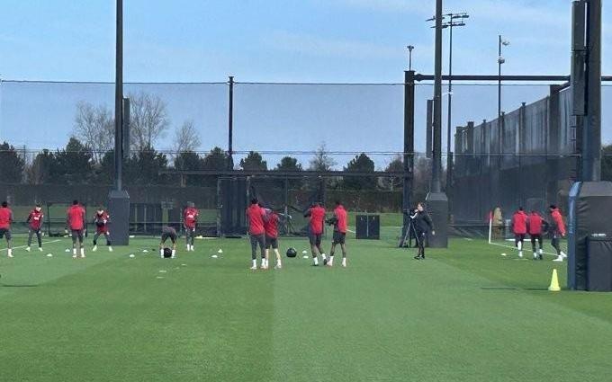 利物浦举行欧冠赛前公开训练，远藤航、基耶萨、加克波缺席