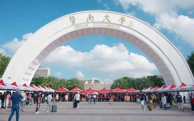 全红婵到暨南大学报到，与院长苏炳添