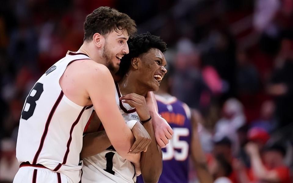 跟队记者：阿门有不错的传球能力，但他不适合担任火箭的先发控卫