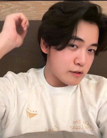 想当造型师了Gumayusi转发了自己的四种发型：还是长发最帅啊