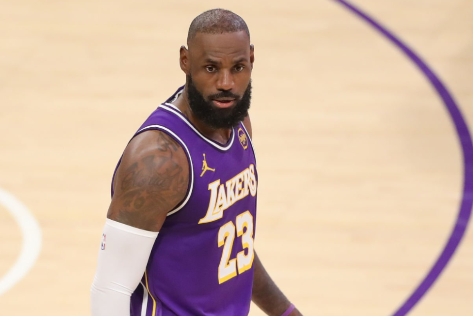 詹姆斯今日确定缺战鹈鹕！本赛季已缺阵15场：再休3场将无缘评奖