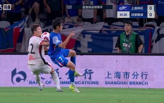 申花球员投诉李扬禁区手球，VAR介入审查，没有判给申花点球