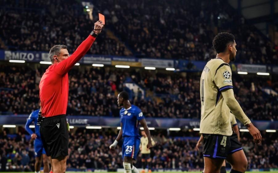 巴萨第六次欧冠单场上半时染红，阿劳