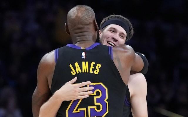 里夫斯谈老詹：他恢复得不错，他投入所有时间和精力到篮球上