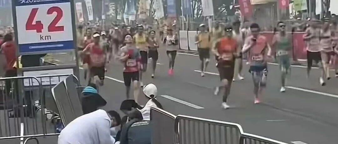 重庆马拉松一位神级跑者在42公里处猝死，抢救细节与警醒