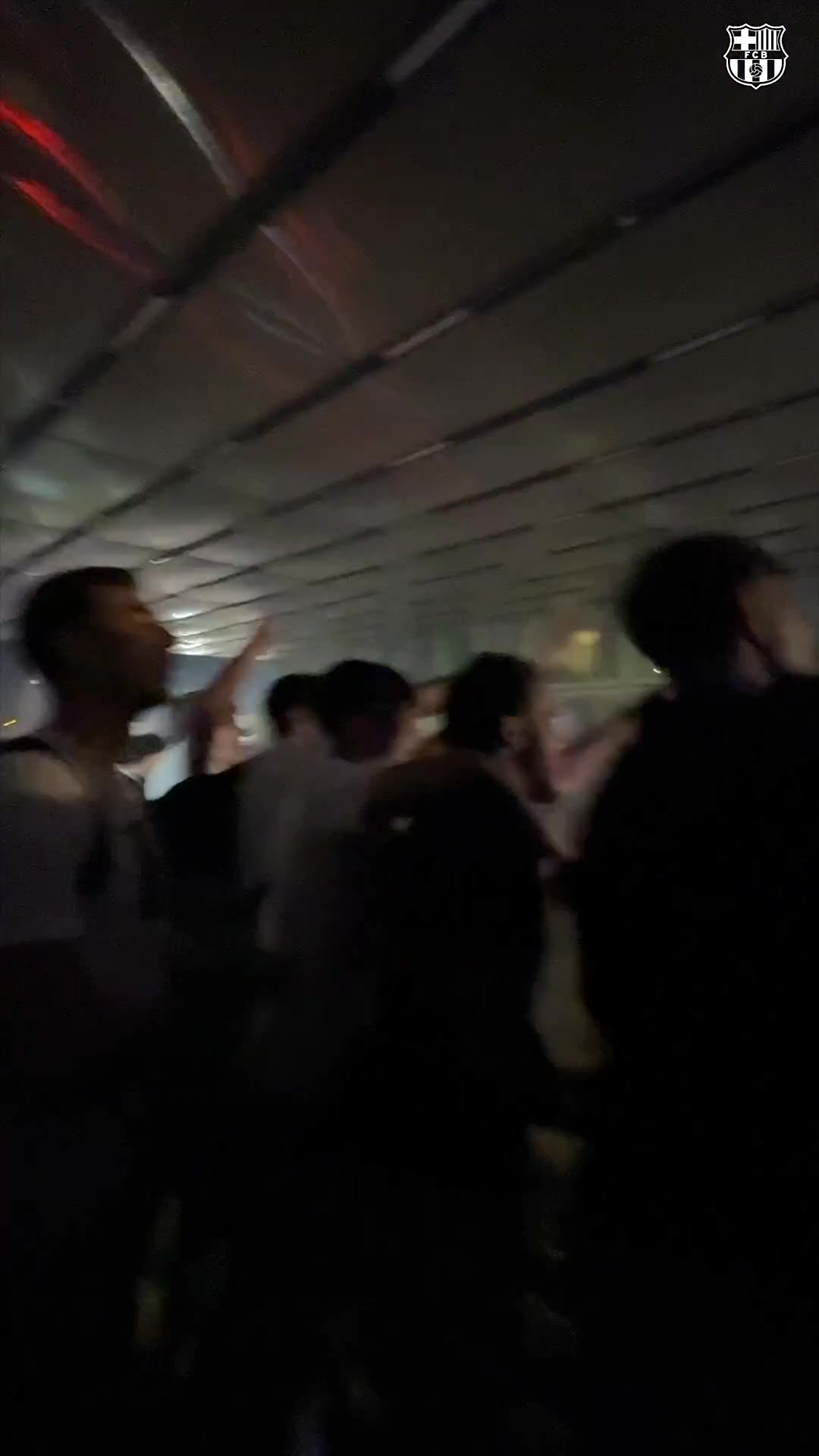 璀璨！巴萨球员甘伯体育城阳台上看烟花庆祝夺冠