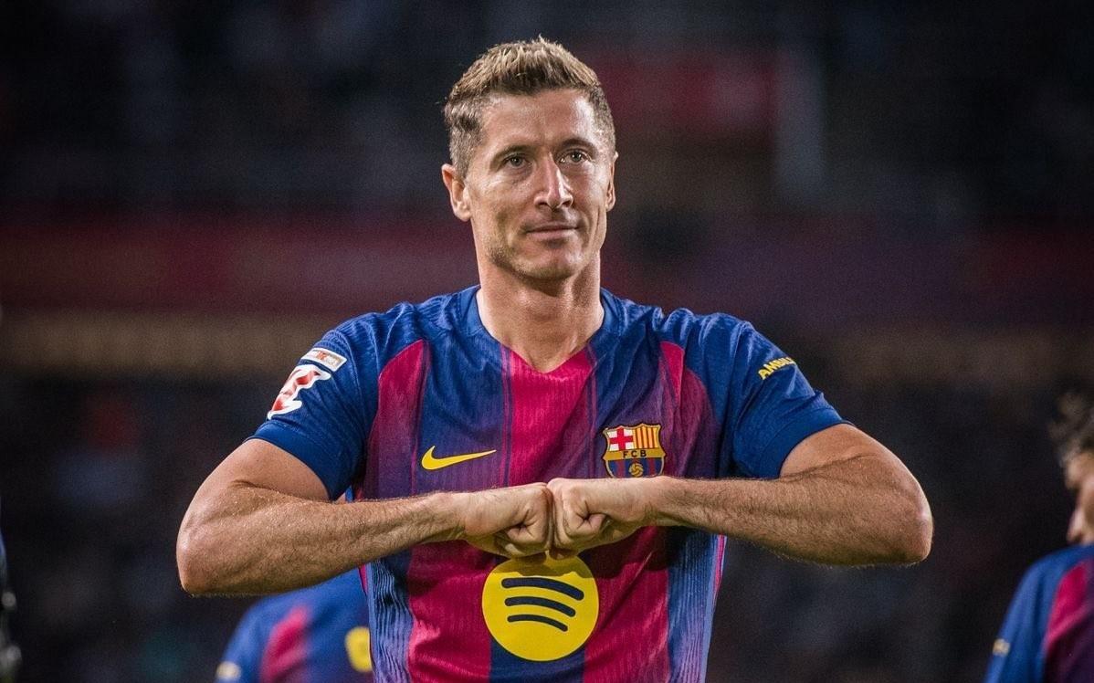 记者：莱万腘绳肌不适缺席训练，他将不