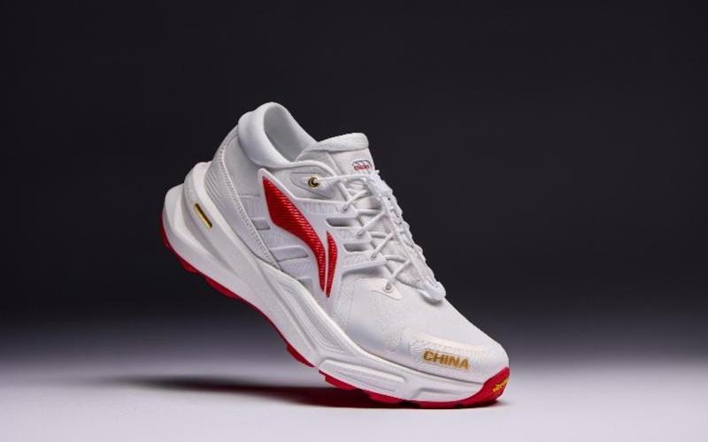 顶尖专业科技融合东方美学，李宁发布米兰冬奥领奖装备