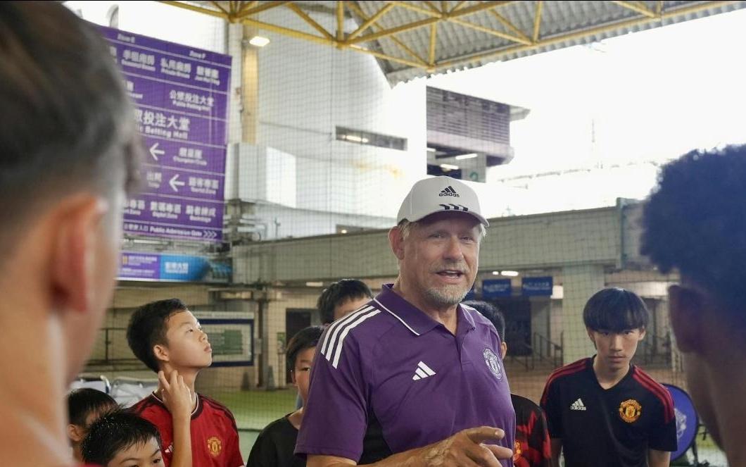 舒梅切尔：曼联缺少一个卡里克，像胶水一样连接中场的球员