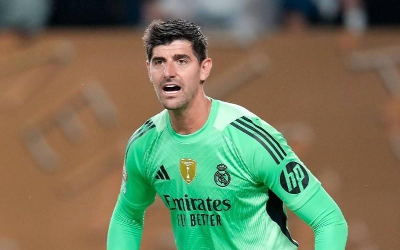 记者：库尔图瓦因肠胃炎退出训练，预计无法出战奥林匹亚科斯