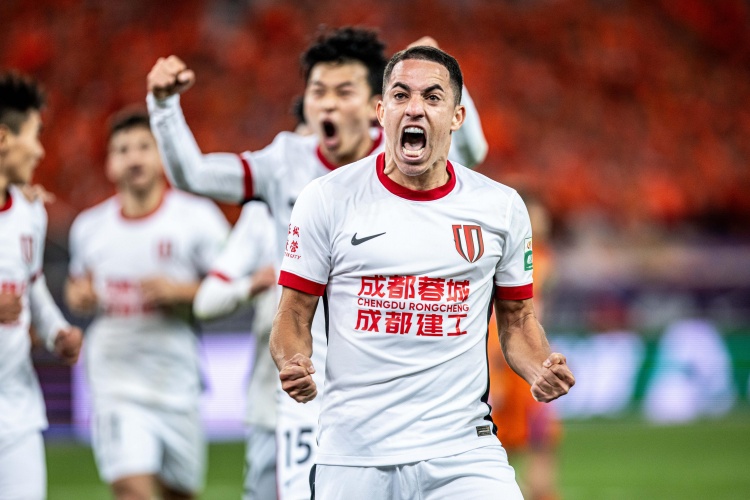 连克泰山、海港、申花，登顶积分榜榜