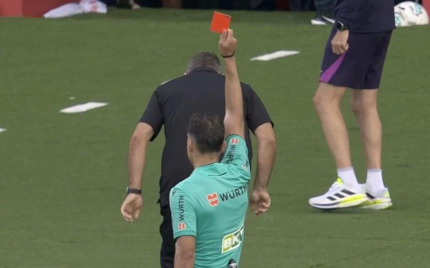 被红牌罚下，弗里克将无缘现场指挥下一轮西甲国家德比