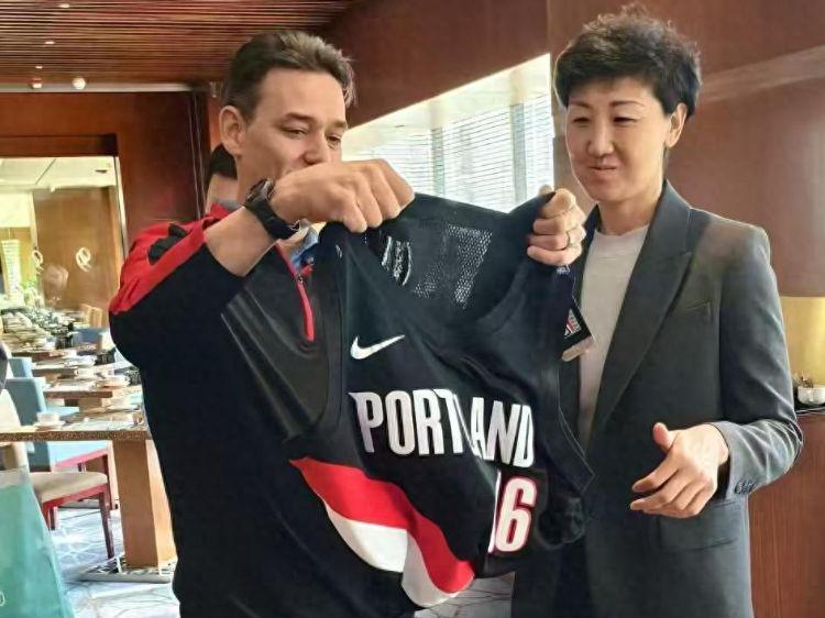 徐岚和NBA官方看望瀚森家人,杨妈热泪盈眶,发文并点赞球迷建议