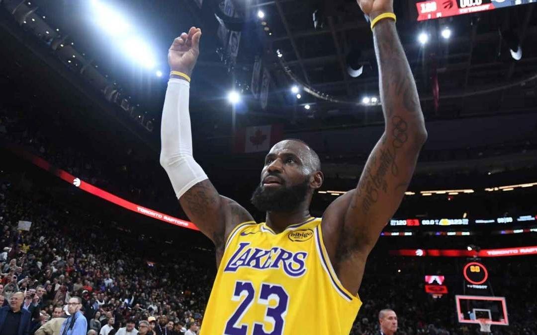 湖人队勒布朗詹姆斯在生涯第20场圣诞大战前，洋溢着节日气氛