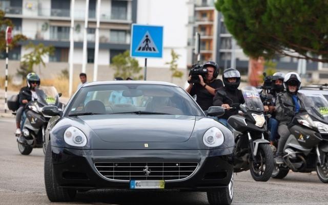 太有实力了！穆里尼奥驾驶法拉利抵达，准备与本菲卡正式签约