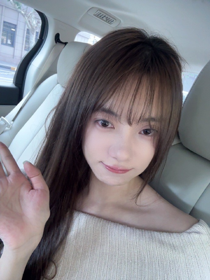 LPL主持小钰晒照：早安这回是真去赶早八头发都没吹干版
