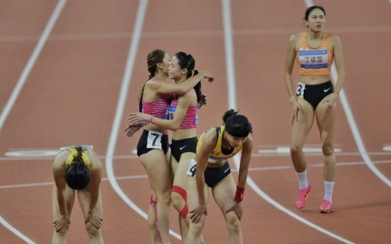 劳模莫家蝶轻松蝉联400米栏冠军成双冠王，还将两项冲金