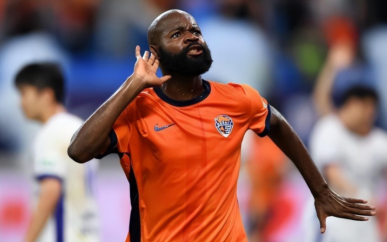 中超转会市场游出一条大鱼，申花蓉城都来抢，年薪最少涨到800万