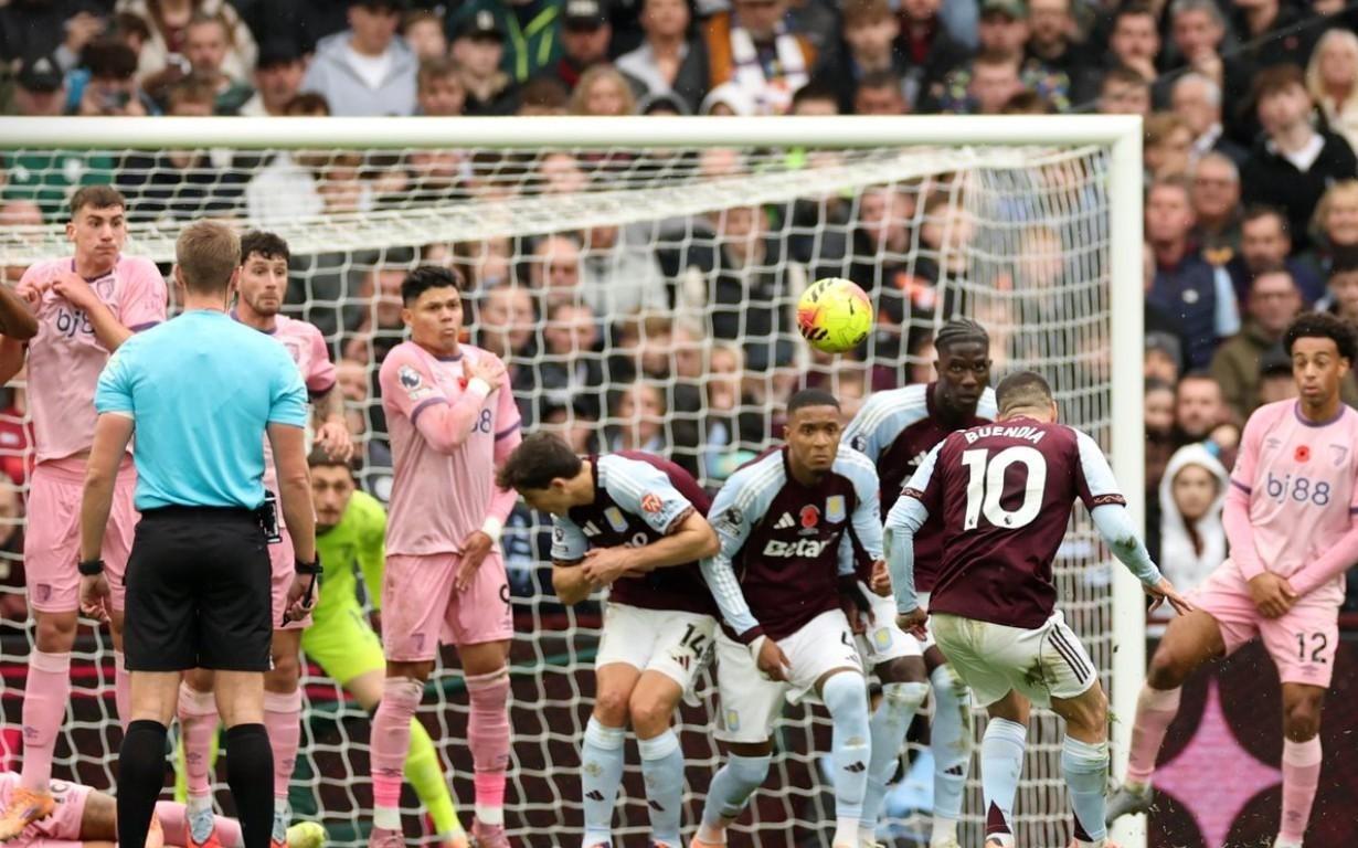 连续5粒进球都来自于禁区外的射门，维拉成为英超历史第4队