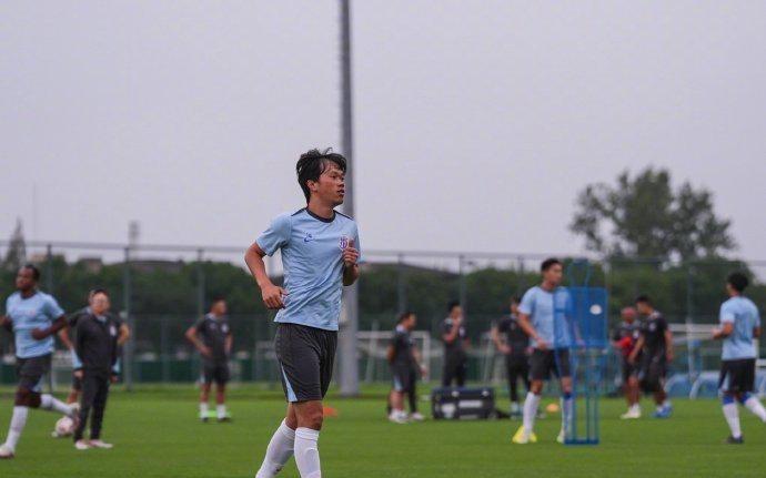 申花一线队今天重新集结，此前因伤长期缺阵的谢鹏飞参与训练