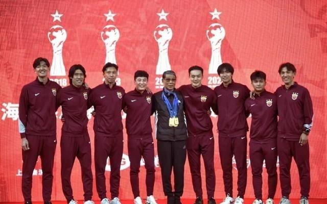上海海港举办夺冠庆典徐根宝：最终目标是多出人才进世界杯