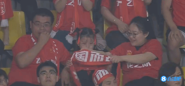 全球票房152亿！国足现场小球迷COS哪吒，太可爱了！