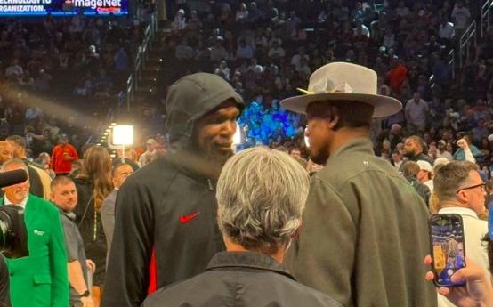 伊巴卡来到雷霆主场见证颁奖时刻，与