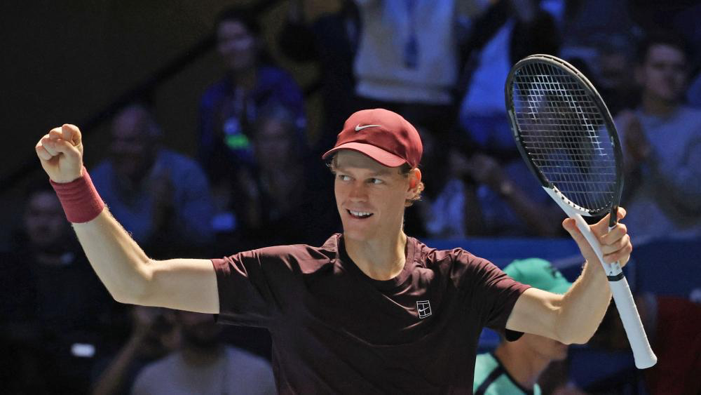 辛纳罕见情绪失控，爆粗怒吼团队：你们他X的坐在那里！