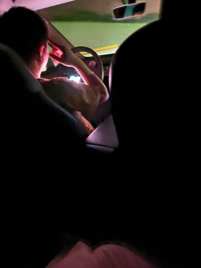 鼓鼓分享打车经历：全程108码还敢双手玩手机，这么信任科技吗