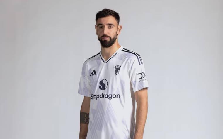 曼联官方：球员将在双红会穿白色客场球衣，为本赛季首次