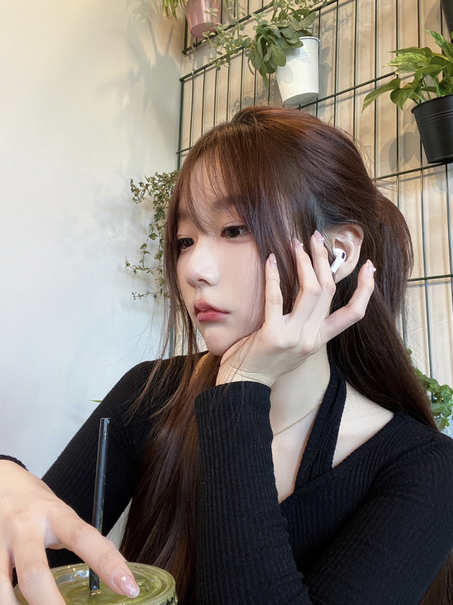 解说Kitty社媒分享美照：“避免眼神接触”