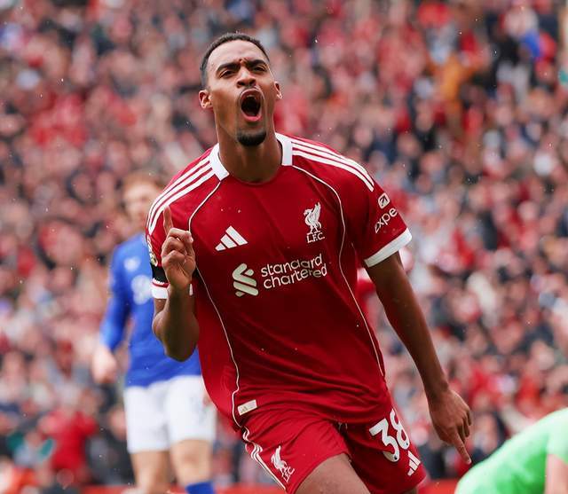 6万人狂欢！利物浦7500万铁腰凌空舞步：4场2球超过去2年