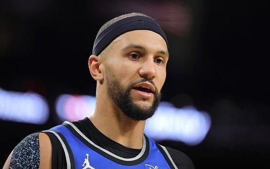 莫斯利谈萨格斯臀部伤势：他能在那种情况下坚持打球已非常强硬了