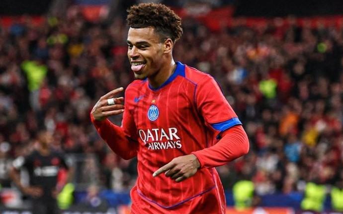 自加盟巴黎以来杜埃15场正式比赛进球，巴黎15战全胜